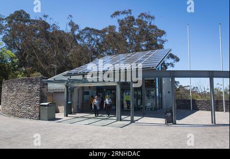 (161111) -- SYDNEY, 11. November 2016 -- Foto aufgenommen am 25. Oktober 2016 zeigt das Informationszentrum des Blue Mountains National Park im Bundesstaat New South Wales, Australien. Vier Prozent des australischen Kontinents sind geschützt und umfassen etwas mehr als 500 Nationalparks oder etwa 28 Millionen Hektar Land. Die meisten Nationalparks werden von den australischen Staats- und Territorialregierungen verwaltet -- die staaten sind nach australischer Verfassung für die Landbewirtschaftung verantwortlich -- obwohl die Commonwealth-Regierung sich um sechs Nationalparks, die National Botanic Gardens und 58 individuelle mari kümmert Stockfoto