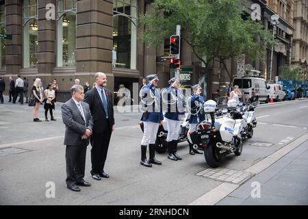 (161111) -- SYDNEY, 11. November 2016 -- Vertreter der Polizei grüßen während einer Zeremonie zum Gedenken an verlorene Soldaten im Ersten Weltkrieg (WWI) am Gedenktag in Sydney, Australien, 11. November 2016. Der Gedenktag erinnert an die Opfer, die Soldaten während des Ersten Weltkriegs erlitten haben und die am 11. November 1918 endeten. )(zhf) AUSTRALIEN-SYDNEY-GEDENKTAG ZhuxHongye PUBLICATIONxNOTxINxCHN 161111 Sydney 11. November 2016 Vertreter der Polizei Salute während einer Zeremonie zum Gedenken an verlorene Soldaten in der Welt war ein WWI AM Gedenktag in Sydney Australien 11. November 2016 Gedenktag Stockfoto