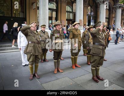 (161111) -- SYDNEY, 11. November 2016 -- Vertreter der Australian Defence Force grüßen während einer Zeremonie zum Gedenken an verlorene Soldaten im Ersten Weltkrieg (WWI) am Gedenktag in Sydney, Australien, 11. November 2016. Der Gedenktag erinnert an die Opfer, die Soldaten während des Ersten Weltkriegs erlitten haben und die am 11. November 1918 endeten. )(zhf) AUSTRALIEN-SYDNEY-GEDENKTAG ZhuxHongye PUBLICATIONxNOTxINxCHN 161111 Sydney 11. November 2016 Vertreter der Australian Defence Force Salute während einer Zeremonie zum Gedenken an verlorene Soldaten in der Welt war ein WWI AM Gedenktag in Sydney Au Stockfoto