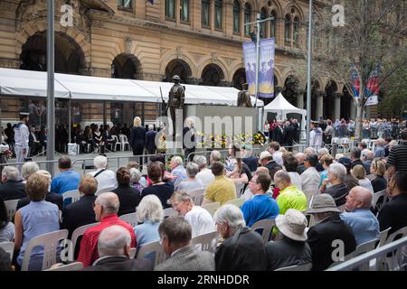 (161111) -- SYDNEY, 11. November 2016 -- Bewohner nehmen an einer Zeremonie zum Gedenken an verlorene Soldaten im Ersten Weltkrieg (WWI) am Gedenktag in Sydney, Australien, 11. November 2016 Teil. Der Gedenktag erinnert an die Opfer, die Soldaten während des Ersten Weltkriegs erlitten haben und die am 11. November 1918 endeten. )(zhf) AUSTRALIEN-SYDNEY-GEDENKTAG ZhuxHongye PUBLICATIONxNOTxINxCHN 161111 Sydney 11. November 2016 Einwohner nehmen an einer Zeremonie zum Gedenken an verlorene Soldaten in der Welt Teil war ein Weltkrieg AM Gedenktag in Sydney Australien 11. November 2016 Gedenktag WIRD begangen, um an die Opfer zu erinnern Stockfoto