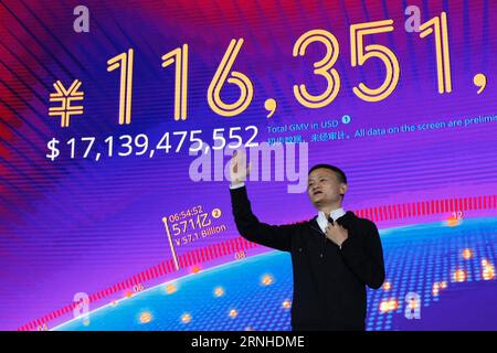 Alibaba feiert Umsatzrekord am Singles Day SHENZHEN, 11. November 2016 -- Jack Ma, Präsident des E-Commerce-Giganten Alibaba, spricht vor einem riesigen Bildschirm, auf dem das gesamte Brutto-Warenvolumen (GMV) des Online-Marktplatzes Tmall von Alibaba für den Singles Day Shopping Spree in Shenzhen, Provinz Guangdong in Südchina, 11. November 2016 angezeigt wird. Am Samstag um 0 Uhr hat das gesamte GMV von Tmall während des Singles Day 120,7 Milliarden Yuan (etwa 17,78 Milliarden US-Dollar) überschritten. )(zhs) CHINA-ALIBABA-TMALL-ONLINE SHOPPING-SINGLES DAY (CN) ShenxBohan PUBLICATIONxNOTxINxCHN Alibaba Celebrate Sales R Stockfoto