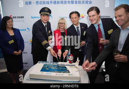 (161112) -- SYDNEY, 12. November 2016 -- Ehrengäste haben einen Kuchen geschnitten, um den ersten Chengdu-Sydney-Service von Air China in Sydney, Australien, am 12. November 2016 zu feiern. Am Samstag landete ein Flugzeug des Typs Airbus 330-200 von Air China auf dem Flughafen Sydney und markierte die erste Direktverbindung von Chengdu, der Hauptstadt der südwestchinesischen Provinz Sichuan, und den Start eines dreimal pro Woche verkehrenden Dienstes. )(gl) AUSTRALIEN-SYDNEY-CHENGDU-AIR CHINA-DIREKTFLUG ZhuxHongye PUBLICATIONxNOTxINxCHN Sydney Nov 12 2016 Ehrengäste Schnitt eine Torte, um die Eröffnung des Chengdu Sydney Service von Air China in Sydney Australien zu feiern Stockfoto