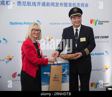 (161112) -- SYDNEY, 12. November 2016 -- Kerrie Mather (L), Managing Director und Chief Executive Officer des Flughafens Sydney, tauscht Geschenke mit Liu Yong, Managing Director der Southwest Branch von Air China, bei der Feier des ersten Chengdu-Sydney Service von Air China in Sydney, Australien, am 12. November 2016 aus. Am Samstag landete ein Flugzeug des Typs Airbus 330-200 von Air China auf dem Flughafen Sydney und markierte die erste Direktverbindung von Chengdu, der Hauptstadt der südwestchinesischen Provinz Sichuan, und den Start eines dreimal pro Woche verkehrenden Dienstes. )(GL) AUSTRALIEN-SYDNEY-CHENGDU-AIR CHINA-DIREKTFLUG ZHUXHONGYE PUBLIC Stockfoto