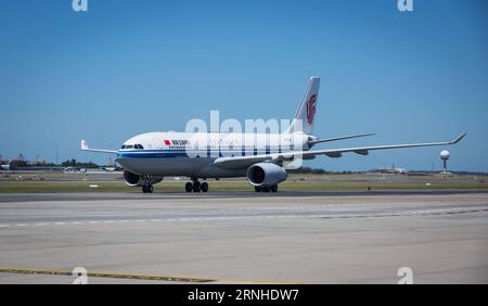 (161112) -- SYDNEY, 12. November 2016 -- ein Flugzeug des Typs Airbus 330-200 von Air China kommt am Flughafen Sydney, Australien, am 12. November 2016 an. Das Flugzeug landete am Samstag am Flughafen Sydney und markierte die erste direkte Route von Chengdu, der Hauptstadt der südwestchinesischen Provinz Sichuan, und den Beginn eines dreimal pro Woche verkehrenden Dienstes. )(gl) AUSTRALIEN-SYDNEY-CHENGDU-AIR CHINA-DIREKTFLUG ZhuxHongye PUBLICATIONxNOTxINxCHN Sydney 12. November 2016 nach Airbus 330 200 Flugzeug der Luft China kommt AM Sydney Airport Australien 12. November 2016 an das Flugzeug landete AM Samstag AM Sydney Airport und markierte die erste Direc Stockfoto