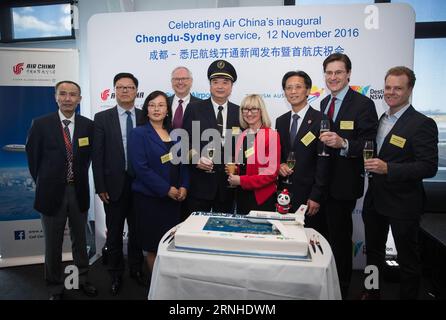 (161112) -- SYDNEY, 12. November 2016 -- Ehrengäste posieren für Fotos bei der Feier des ersten Chengdu-Sydney-Services von Air China in Sydney, Australien, 12. November 2016. Am Samstag landete ein Flugzeug des Typs Airbus 330-200 von Air China auf dem Flughafen Sydney und markierte die erste Direktverbindung von Chengdu, der Hauptstadt der südwestchinesischen Provinz Sichuan, und den Start eines dreimal pro Woche verkehrenden Dienstes. )(gl) AUSTRALIEN-SYDNEY-CHENGDU-AIR CHINA-DIREKTFLUG ZhuxHongye PUBLICATIONxNOTxINxCHN Sydney Nov 12 2016 Ehrengäste posieren für Foto BEI der Feier der Air China S Eröffnungsfeier Chengdu Sydney SE Stockfoto