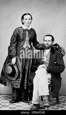 Ein Foto von einer Frau in einem Bloomerkleid und ihrem bärtigen Ehemann aus dem Jahr 1860, aufgenommen in einem amerikanischen Fotostudio. Stockfoto