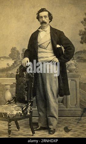 Ein Foto von einem gut gekleideten amerikanischen Mann mit Schnurrbart, das um 1860 in einem amerikanischen Fotostudio im 19. Jahrhundert aufgenommen wurde. Stockfoto
