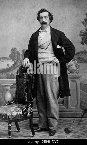 Ein Foto von einem gut gekleideten amerikanischen Mann mit Schnurrbart, das um 1860 in einem amerikanischen Fotostudio im 19. Jahrhundert aufgenommen wurde. Stockfoto