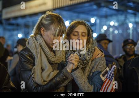 (161114) -- NEW YORK, 13. November 2016 -- zwei Frauen halten die Hände, während sie an einem Protest gegen Donald Trumps Sieg bei den Präsidentschaftswahlen in der Nähe des Trump Tower auf der 5th Avenue in Manhattan von New York City, USA, 13. November 2016 teilnehmen. )(gj) US-NEW YORK-DONALD TRUMP-PROTEST LixMuzi PUBLICATIONxNOTxINxCHN 161114 New York Nov 13 2016 zwei Frauen halten Hände, während sie an einem Protest gegen Donald Trump S PRÄSIDENTSCHAFTSWAHLSIEG in der Nähe des Trump Tower AUF DER 5th Avenue in Manhattan von New York City teilnehmen die Vereinigten Staaten 13. November 2016 GJ US New York Donald Trump protestiert gegen LiXMuzi PUBLICATIONxNOTxINxCH Stockfoto