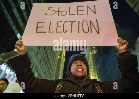 (161114) -- NEW YORK, 13. November 2016 -- eine afroamerikanische Frau hält ein Plakat auf, auf dem stehlende Wahlen während eines Protestes gegen Donald Trumps Präsidentschaftswahlsieg in der Nähe des Trump Tower auf der 5th Avenue in Manhattan von New York City, USA, 13. November 2016 stehen. )(gj) US-NEW YORK-DONALD TRUMP-PROTEST LixMuzi PUBLICATIONxNOTxINxCHN 161114 New York Nov 13 2016 an afroamerikanische Frau hält ein Plakat AUF dem steht gestohlene WAHL während eines Protestes gegen Donald Trump S PRÄSIDENTSCHAFTSWAHLSIEG in der Nähe des Trump Tower AUF DER 5th Avenue in Manhattan von New York City die Vereinigten Staaten Nr. Stockfoto