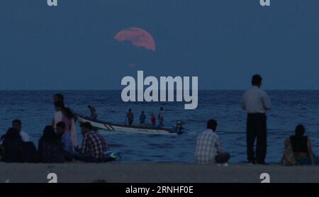 CHENNAI, 14. November 2016 -- Menschen beobachten den aufsteigenden Supermond am Marina Beach in Chennai, indischer südöstlicher Staat Tamil Nadu, 14. November 2016. ) (gj) INDIA-CHENNAI-SUPERMOON Stringer PUBLICATIONxNOTxINxCHN Chennai Nov 14 2016 Prominente Sehen Sie sich den aufgehenden Supermond AM Marina Beach in Chennai AN Indischer südöstlicher Staat Tamil Nadu Nov 14 2016 GJ India Chennai Super Moon Stringer PUBLICATIONxNOTxINxCHN Stockfoto