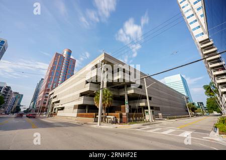 Federal Building United States Courthouse Downtown Fort Lauderdale FL. Bewegungsunschärfe bei langer Belichtung Stockfoto