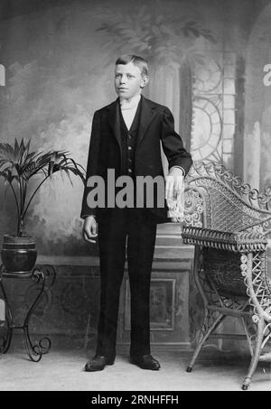 Ein um 1890 entstandenes Kabinettkartenfoto eines gut gekleideten jungen Amerikaners aus dem Fotostudio von F. Schanz, Fort Wayne, Indiana. Stockfoto