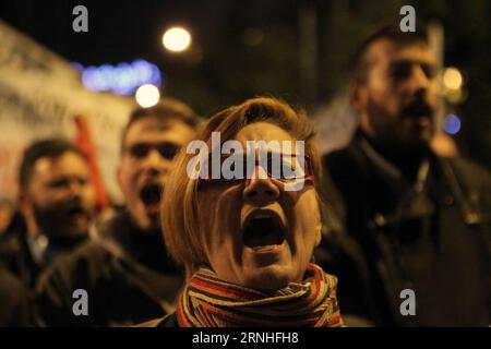 Obama in Griechenland - Ausschreitungen bei Protesten in Athen Demonstranten schreien Parolen während eines Protestes gegen den Besuch von US-Präsident Barack Obama in Athen, Griechenland, am 15. November 2016. US-Präsident Barack Obama kam am Dienstag in Athen zu einem zweitägigen Besuch inmitten drakonischer Sicherheitsmaßnahmen an, da seine Reise die erste in das Land durch einen US-Führer seit 1999 ist. ) (yy) GRIECHENLAND-ATHEN-PROTEST-OBAMA-BESUCH MariosxLolos PUBLICATIONxNOTxINxCHN Obama in Griechenland Ausschreitungen bei Protesten in Athen Demonstranten schreien Parolen während eines Protestes gegen den Besuch des US-Präsidenten Barack Obama in CE Stockfoto