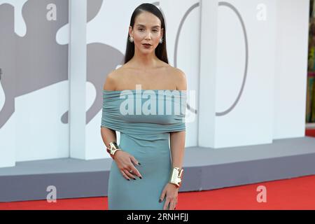 Venedig Lido, Italien. September 2023. Paola Di Benedetto besucht den roten Teppich des Films Poor Things beim Filmfestival von Venedig 80 im Palazzo del Cinema in Lido. Quelle: SOPA Images Limited/Alamy Live News Stockfoto