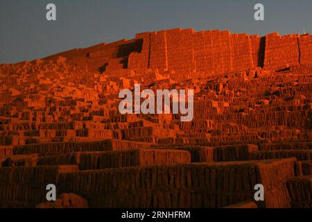 Das Bild vom 14. April 2011 zeigt die archäologische Stätte Huaca Pucllana in Lima, der Hauptstadt Perus. Lima wurde 1535 als peruanisches Politik-, Wirtschafts- und Kulturzentrum gegründet, das in zwei Teile unterteilt wurde, die ein Viertel der nationalen Bevölkerung beherbergen. Viele Architekturen, die in der Kolonialzeit im alten Teil der Stadt errichtet wurden, sind in das Weltkulturerbe aufgenommen worden.) (yy) PERU-LIMA-ALLGEMEINE ANSICHT LuisxCamacho PUBLICATIONxNOTxINxCHN das Bild vom 14. April 2011 zeigt die archäologische Stätte von Huaca Pucllana in Lima, der Hauptstadt von Peru Lima, was sich als politische Stätte von Peru S etabliert hat Stockfoto