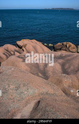 Monolithische Blöcke aus rosafarbenem Granit in den Cotes d'Armor in der Bretagne, Frankreich. Rosafarbene Granitküste Stockfoto