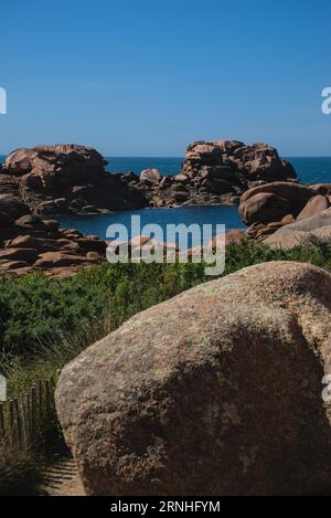 Monolithische Blöcke aus rosafarbenem Granit in den Cotes d'Armor in der Bretagne, Frankreich. Rosafarbene Granitküste Stockfoto