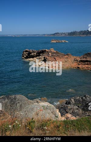 Monolithische Blöcke aus rosafarbenem Granit in den Cotes d'Armor in der Bretagne, Frankreich. Rosafarbene Granitküste Stockfoto