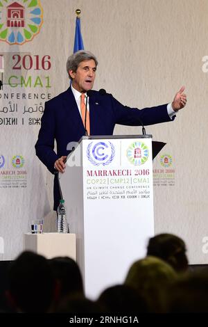 Klimagipfel in Marrakesch - Rede von John Kerry (161117) -- MARRAKESCH, 16. November 2016 -- US-Außenminister John Kerry hält eine Rede auf der 22. Tagung der Konferenz der Vertragsparteien des Rahmenübereinkommens der Vereinten Nationen über Klimaänderungen (COP22) in Marrakesch, Marokko, am 16. November 2016. John Kerry warnte hier am Mittwoch, dass ein Fehlschlag bei der Bekämpfung des Klimawandels ein moralisches Versagen, ein Verrat an verheerenden Folgen wäre. ) (gj) MAROKKO-MARRAKESCH-COP 22-US-JOHN KERRY ZhaoxDingzhe PUBLICATIONxNOTxINxCHN Klimagipfel in Marrakesch Rede von John Kerry Marrakec Stockfoto