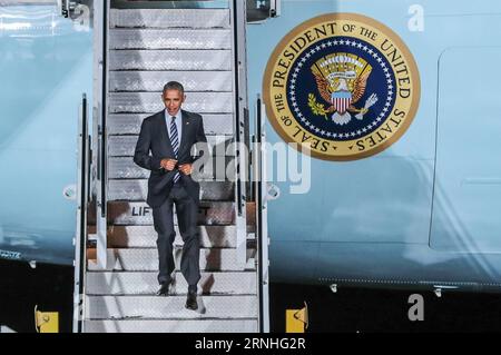 US-Präsident Obama zu Gast in Berlin - Ankunft auf dem Flughafen Berlin-Tegel (161116) -- BERLIN, 16. November 2016 -- US-Präsident Barack Obama geht von der Luftwaffe 1 herunter, als er am 16. November 2016 am Flughafen Tegel in Berlin ankommt. US-Präsident Barack Obama traf am Mittwoch in Berlin ein und trifft am Donnerstag Bundeskanzlerin Angela Merkel.) DEUTSCHLAND-BERLIN-US-OBAMA-ANKUNFT ShanxYuqi PUBLICATIONxNOTxINxCHN US-Präsident Obama zu Gast in Berlin Ankunft am Flughafen Berlin Tegel Berlin 16. November 2016 US-Präsident Barack Obama geht von der Luftwaffe weiter Stockfoto