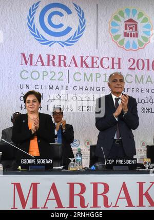 COP22 Klimakonferenz in Marrakesch (161117) -- MARRAKESCH, 17. November 2016 -- Salaheddine Mezouar (R), Präsident der 22. Konferenz der Vertragsparteien (COP22) des Rahmenübereinkommens der Vereinten Nationen über Klimaänderungen (UNFCCC), Patricia Espinosa (L), Exekutivsekretärin des UNFCCC, applaudierte, nachdem auf der abschließenden Plenartagung der Klimakonferenz der Vereinten Nationen in Marrakesch am 17. November 2016 in Marrakesch (Marokko) eine Erklärung verabschiedet worden war. Auf der Klimakonferenz der Vereinten Nationen in Marrakesch am Donnerstag wurde eine Erklärung verabschiedet, in der das höchste politische Engagement und die Solidarität in der Fight ag gefordert werden Stockfoto