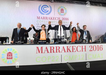 COP22 Klimakonferenz in Marrakesch (161117) -- MARRAKESCH, 17. November 2016 -- Salaheddine Mezouar (C), Präsident der 22. Konferenz der Vertragsparteien (COP22) des Rahmenübereinkommens der Vereinten Nationen über Klimaänderungen (UNFCCC), und Patricia Espinosa (2. L), Exekutivsekretärin des UNFCCC, posiert für ein Foto mit anderen Beamten, nachdem auf der abschließenden Plenarsitzung der Klimakonferenz der Vereinten Nationen in Marrakesch, Marokko, am 17. November 2016 eine Erklärung verabschiedet wurde. Auf der Klimakonferenz der Vereinten Nationen in Marrakesch am Donnerstag wurde eine Proklamation verabschiedet, in der das höchste politische Engagement gefordert wird Stockfoto