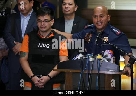 (161118) -- QUEZON CITY, 18. November 2016 -- Chief Director General Ronald dela Rosa (R) der philippinischen Nationalpolizei (PNP) spricht, als er den Medien vermeintlichen Drogenlord Kerwin Espinosa im PNP-Hauptquartier in Quezon City, Philippinen, am 18. November 2016 vorstellt. Espinosa, Sohn des verstorbenen Albuera-Bürgermeisters Rolando Espinosa Sr., der im Gefängnis erschossen wurde, wurde in den Vereinigten Arabischen Emiraten verhaftet und wird mit Fällen des illegalen Drogenhandels konfrontiert. )(gj) PHILIPPINEN-QUEZON CITY-VERHAFTET DROGE LORD RouellexUmali PUBLICATIONxNOTxINxCHN Quezon City Nov 18 2016 Philippine National Police PNP Chief Director GE Stockfoto