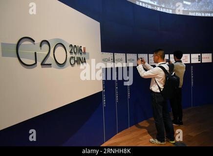 HANGZHOU, 19. November 2016 -- Besucher fotografieren Designpläne des Logos des G20 Hangzhou Summit während einer Ausstellung über Designdisziplin an der China Academy of Art in Hangzhou, Hauptstadt der ostchinesischen Provinz Zhejiang, 19. November 2016. )(wyo) CHINA-HANGZHOU-CAA-AUSSTELLUNG (CN) ShixJianxue PUBLICATIONxNOTxINxCHN Hangzhou Nov 19 2016 Besucher machen Fotos von Design-Schemata des Emblems des G20 Hangzhou Gipfels während der Ausstellung ÜBER Design Disziplin AN der China Academy of Art in Hangzhou Hauptstadt von Ostchina S Zhejiang Provinz Nov 19 2016 wyo China Hangzhou CAA Ausstellung CN ShixJianx Stockfoto