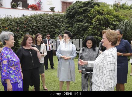 (161119) -- LIMA, 19. November 2016 -- Peng Liyuan (C), Ehefrau des chinesischen Präsidenten Xi Jinping, besucht das Museo Larco zusammen mit den Ehepartnern einiger anderer APEC-Wirtschaftsführer in Lima, Peru, am 19. November 2016. )(wyo) PERU-CHINA-PENG LIYUAN-MUSEUM-VISIT DingxLin PUBLICATIONxNOTxINxCHN Lima 19. November 2016 Peng Liyuan C Ehefrau des chinesischen Präsidenten Xi Jinping besucht Museo Larco zusammen mit den ehepartnern einiger anderer APEC-Wirtschaftsführer in Lima Peru 19. November 2016 wyo Peru China NOg Liyuan Museum PUxBLXTICNNNICXLICin Stockfoto