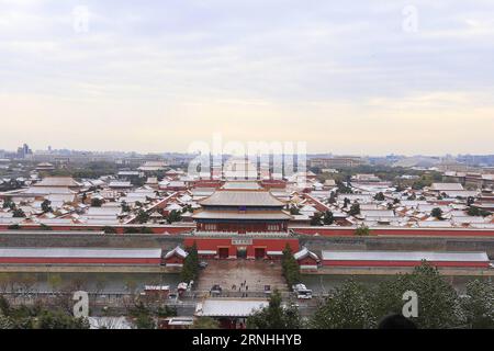 (161121) -- PEKING, 21. November 2016 -- Foto aufgenommen am 21. November 2016 zeigt die schneebedeckte Verbotene Stadt in Peking, der Hauptstadt Chinas. In Peking fiel dieses Jahr am Montag zum ersten Mal Schnee. ) (wf) CHINA-BEIJING-SNOWFALL (CN) ZhangxYuwei PUBLICATIONxNOTxINxCHN Peking 21. November 2016 Foto aufgenommen AM 21. November 2016 zeigt die schneebedeckte Verbotene Stadt in Peking Hauptstadt Chinas Peking Peking SAH seinen ersten Schneefall in diesem Jahr AM Montag WF China Peking Schneefall CN ZhangxYuwei PUBLICATIONxNOTxINxCHN Stockfoto