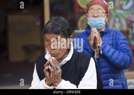 (161122) -- KATHMANDU, 22. November 2016 -- Gläubige beten während der Einweihungszeremonie von Boudhanath Stupa in Kathmandu, Nepal, am 22. November 2016. Nach einer dreitägigen Reinigungszeremonie und Ritualen wurde Boudhanath Stupa am Dienstag nach der Renovierung nach dem Erdbeben im letzten Jahr offiziell für die Öffentlichkeit geöffnet. NEPAL-KATHMANDU-BOUDHANATH STUPA-EINWEIHUNG PratapxThapa PUBLICATIONxNOTxINxCHN KATHMANDU 22. November 2016 Gläubige beten während der Einweihungszeremonie der Boudhanath Stupa in Kathmandu Nepal 22. November 2016 nach einer dreitägigen Reinigungszeremonie und einem Ritual Boudhanath Stu Stockfoto