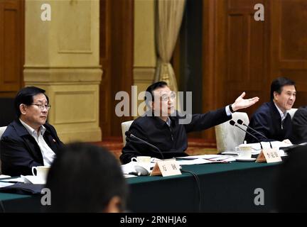 Der chinesische Ministerpräsident Li Keqiang (C) führt den Vorsitz über eine Sitzung zur Vereinfachung des Verwaltungsverfahrens und zur Delegierung von Befugnissen in Shanghai, Ostchina, 21. November 2016. ) (Zyd) CHINA-SHANGHAI-LI KEQIANG-MEETING (CN) RaoxAimin PUBLICATIONxNOTxINxCHN der chinesische Premierminister Keqiang C hat bei einer Sitzung ZUR Vereinfachung des Verwaltungsverfahrens und ZUR Delegierung der Macht in Shanghai Ostchina am 21. November 2016 ZYD China Shanghai verließ Keqiang Meeting CN RaoxAimin PUBLICATIONxNOTxINCHN Stockfoto