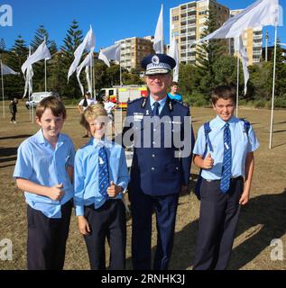 Andrew Scipione, Polizeikommissar von New South Wales (2. R), posiert für Fotos mit Kindern, nachdem er am Sydney White Ribbon Walk am International Day for the Elimination of Violence Against Women in Sydney, Australien, am 25. November 2016 teilgenommen hat. Dutzende Sydneysider nahmen den ganzen Tag über an den berühmten Stränden und Straßen der Stadt Teil, im Rahmen einer weltweiten Kampagne zur Beseitigung von Gewalt gegen Frauen. ) (Zhf) AUSTRALIEN-SYDNEY-BESEITIGUNG DER GEWALT GEGEN FRAUEN ZhuxHongye PUBLICATIONxNOTxINxCHN Polizeikommissar Andrew Scipione 2. R posiert für Fotos mit Kindern danach Stockfoto