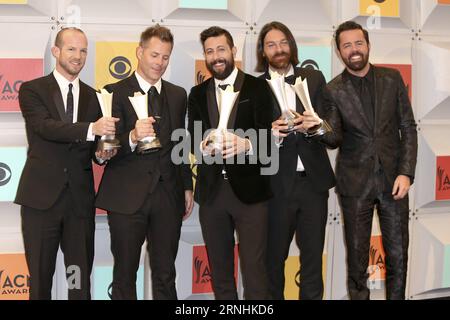 (L-R) Singers Whit Sellers, Trevor Rosen, Matthew Ramsey, Brad Tursi und Geoff Sprung of Old Dominion, Gewinner des New Vocal Duo oder der Gruppe des Jahres, posieren im Pressesaal während der 51. Academy of Country Music Awards in der MGM Grand Garden Arena am 3. April, 2016 in Las Vegas, Nevada. USA - 2016 - 51. Academy of Country Music Awards in Las Vegas - Pressesaal - Old Dominion DebbyxWong PUBLICATIONxNOTxINxCHN l r Singers Whitbread Sellers Trevor Roses Matthew Ramsey Brad Tursi und Geoff Jump of Old Dominion Gewinner des New Vocal Duo oder der Gruppe des Jahres posieren in der Pressesaal während der 51. AC Stockfoto