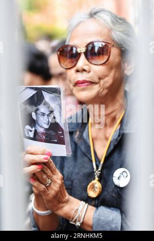 (161126) -- BANGKOK, 26. November 2016 -- Eine Frau hält ein Foto von Thailands verstorbenem König Bhumibol Adulyadej während einer Trauerveranstaltung in der Chinatown von Bangkok, Thailand, am 26. November 2016. Thailand ist nach dem Tod von König Bhumibol am 13. Oktober in Trauer gestürzt worden, wobei Trauer- und Ehrerbietungsereignisse im ganzen Land während einer jahrelangen Trauerzeit stattfanden. ) (zw) THAILAND-BANGKOK-CHINATOWN-KING-BHUMIBOL-TRAUER LixMangmang PUBLICATIONxNOTxINxCHN Bangkok Nov 26 2016 eine Frau hält ein Foto des verstorbenen thailändischen Königs Bhumibol Adulyadej während eines Trauerereignishelden IN der China Town Stockfoto