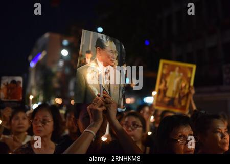 (161126) -- BANGKOK, 26. November 2016 -- Trauernde halten Fotos von Thailands verstorbenem König Bhumibol Adulyadej mit Kerzen während einer Trauerveranstaltung in der Chinatown von Bangkok, Thailand, am 26. November 2016. Thailand ist nach dem Tod von König Bhumibol am 13. Oktober in Trauer gestürzt worden, wobei Trauer- und Ehrerbietungsereignisse im ganzen Land während einer jahrelangen Trauerzeit stattfanden. ) (zw) THAILAND-BANGKOK-CHINATOWN-KING-BHUMIBOL-TRAUER LixMangmang PUBLICATIONxNOTxINxCHN Bangkok Nov 26 2016 Morne Halten Sie Fotos von Thai Country S Late King Bhumibol Adulyadej mit beleuchteten Kerzen während einer Mo Stockfoto