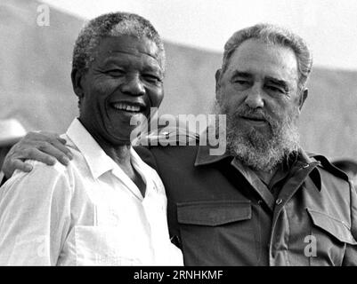 (161126) -- PEKING, 25. November 2016 () -- das am 26. Juli 1991 aufgenommene Foto zeigt Fidel Castro (R) und Nelson Mandela. Der kubanische Revolutionsführer Fidel Castro starb am 25. November 2016 im Alter von 90 Jahren, sagte sein Bruder Raul, der derzeitige Führer Kubas. () (zjy) FILE-FIDEL CASTRO Xinhua PUBLICATIONxNOTxINxCHN Stockfoto