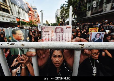 (161126) -- BANGKOK, 26. November 2016 -- Eine Frau hält eine 100-Baht-Banknote, die das Porträt von Thailands verstorbenem König Bhumibol Adulyadej während einer Trauerveranstaltung in der Chinatown von Bangkok, Thailand, am 26. November 2016 trägt. Thailand ist nach dem Tod von König Bhumibol am 13. Oktober in Trauer gestürzt worden, wobei Trauer- und Ehrerbietungsereignisse im ganzen Land während einer jahrelangen Trauerzeit stattfanden. ) (zw) THAILAND-BANGKOK-CHINATOWN-KING-BHUMIBOL-TRAUER LixMangmang PUBLICATIONxNOTxINxCHN Bangkok Nov 26 2016 eine Frau hält eine 100-Baht-Banknote, die das Porträt des thailändischen Landes S L trägt Stockfoto