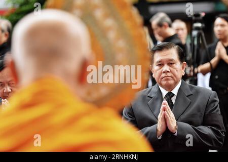 (161126) -- BANGKOK, 26. November 2016 -- der stellvertretende thailändische Premierminister Thanasak Patimaprakorn (R) nimmt am 26. November 2016 an einem Gebet für den verstorbenen König Bhumibol Adulyadej in der Chinatown von Bangkok, Thailand, Teil. Thailand ist nach dem Tod von König Bhumibol am 13. Oktober in Trauer gestürzt worden, wobei Trauer- und Ehrerbietungsereignisse im ganzen Land während einer jahrelangen Trauerzeit stattfanden. ) (zw) THAILAND-BANGKOK-CHINATOWN-KING-BHUMIBOL-TRAUER LixMangmang PUBLICATIONxNOTxINxCHN Bangkok Nov 26 2016 der stellvertretende thailändische Premierminister Thanasak Patimaprakorn r nimmt an einem Gebetsheld für den verstorbenen König Bhu Teil Stockfoto