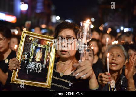 (161126) -- BANGKOK, 26. November 2016 -- Trauernde halten Fotos von Thailands verstorbenem König Bhumibol Adulyadej mit Kerzen während einer Trauerveranstaltung in der Chinatown von Bangkok, Thailand, am 26. November 2016. Thailand ist nach dem Tod von König Bhumibol am 13. Oktober in Trauer gestürzt worden, wobei Trauer- und Ehrerbietungsereignisse im ganzen Land während einer jahrelangen Trauerzeit stattfanden. ) (zw) THAILAND-BANGKOK-CHINATOWN-KING-BHUMIBOL-TRAUER LixMangmang PUBLICATIONxNOTxINxCHN Bangkok Nov 26 2016 Morne Halten Sie Fotos von Thai Country S Late King Bhumibol Adulyadej mit beleuchteten Kerzen während einer Mo Stockfoto