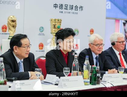 (161127) -- KÖLN, 27. November 2016 -- der chinesische Vize-Premier Liu Yandong (2. L) spricht beim ersten China-Deutschland Fußball-Entwicklungs-Symposium beim FC Köln am 26. November 2016. Der chinesische Vize-Ministerpräsident Liu Yandong hat am Samstag China und Deutschland aufgefordert, eine stabile und nachhaltige strategische Partnerschaft im Fußball aufzubauen. ) (cl) DEUTSCHLAND-KÖLN-CHIHA-LIU YANDONG-FUSSBALL-ZUSAMMENARBEIT ShanxYuqi PUBLICATIONxNOTxINxCHN Köln Nov 27 2016 Chinesischer Vize-Premier Liu Yandong 2. L spricht während der ersten China Deutschland Fußball-Entwicklungssym Stockfoto