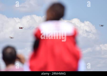 (161127) -- NAIROBI, 27. November 2016 -- Menschen beobachten Oldtimer-Flugzeuge während der Vintage Air Rally im Nairobi National Park in Nairobi, der Hauptstadt von Kenia, am 27. November 2016. Vintage Flieger veranstalteten hier am Sonntag eine besondere Flugshow. Um die frühen Tage der Flugreise zu markieren, fliegen Oldtimer-Flugzeuge aus den 1920er und 1930er Jahren von der griechischen Insel Kreta nach Südafrika, das Kapstadt, das am 12. November begann. ) KENYA-NAIROBI-VINTAGE AIR RALLY SunxRuibo PUBLICATIONxNOTxINxCHN Nairobi Nov 27 2016 Prominente Sehen Sie sich Vintage Plan während der Vintage Air Rally IM Nairobi National Park in Nairobi Hauptstadt von Kenia an Stockfoto