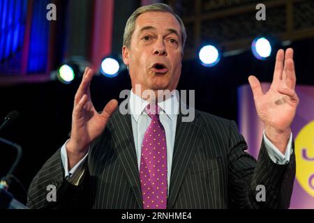 (161128) -- LONDON, 28. November 2016 -- der ausgehende UKIP-Führer Nigel Farage hält eine Rede, bevor er dem neu gewählten Paul Nuttall am 28. November 2016 in London, Großbritannien, gratuliert. Paul Nuttall, Mitglied des Europäischen Parlaments, wurde am Montag zum neuen Vorsitzenden der britischen Unabhängigkeitspartei (UKIP) ernannt, einer der wichtigsten politischen Parteien Großbritanniens. )(yk) GROSSBRITANNIEN-LONDON-UKIP-FÜHRUNGSERGEBNISSE RayxTang PUBLICATIONxNOTxINxCHN London Nov 28 2016 Outgoing UKIP Leader Nigel Farage hält eine Rede, bevor er AM 28 2016. November in London dem neu gewählten Paul Nuttall gratuliert Stockfoto
