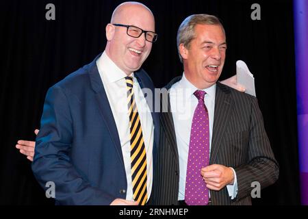 (161128) -- LONDON, 28. November 2016 -- der ausgehende UKIP-Führer Nigel Farage(R) gratuliert dem neu gewählten Paul Nuttall am 28. November 2016 in London, Großbritannien. Paul Nuttall, Mitglied des Europäischen Parlaments, wurde am Montag zum neuen Vorsitzenden der britischen Unabhängigkeitspartei (UKIP) ernannt, einer der wichtigsten politischen Parteien Großbritanniens. )(yk) GROSSBRITANNIEN-LONDON-UKIP-FÜHRUNGSERGEBNISSE RayxTang PUBLICATIONxNOTxINxCHN London Nov 28 2016 Outgoing UKIP Leader Nigel Farage r gratuliert dem neu gewählten Paul Nuttall AM 28 2016. November in London Großbritannien Mitglied des Europäischen Parlaments, Paul Nuttall, was Montag hieß Stockfoto