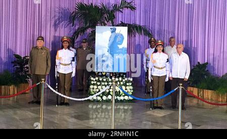 (161129) -- HAVANNA, 29. Nov. 2016 -- Foto von Shows kubanischer Präsident Raul Castro (1. L) und anderen hochrangigen Beamten, die am 29. Nov. 2016 am Jose Marti Memorial in Havanna, der Hauptstadt Kubas, an einer Hommage an den kubanischen Revolutionsführer Fidel Castro teilnahmen. Mehr als 55 hochrangige Delegationen, darunter mehr als 20 Staatschefs, werden am Dienstagabend auf dem Platz der Revolution in Havanna an einer Tribute-Veranstaltung an den verstorbenen kubanischen Staatschef Fidel Castro teilnehmen, sagte das Außenministerium des Landes. QUALITÄT VERFÜGBAR GEMACHT CUBA-HAVANA-FIDEL CASTRO-TRIBUTE Cubadebate PUBLICATIONxNOTxINxCHN Havanna Nov 29 Stockfoto