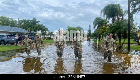 Dunedin, Usa. 30. August 2023. Soldaten der US-Armee mit der Florida National Guard, 53d Infantry Brigade Combat Team, waten durch überflutete Straßen, um nach den Bewohnern nach Hurrikan Idalia, 30. August 2023 in Dunedin, Florida, zu suchen. Kredit: SSgt. Cassandra Vieira/US Army/Alamy Live News Stockfoto