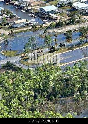 Dunedin, Usa. 30. August 2023. Der Konvoi der US-Armee mit der Florida National Guard, dem 53d Infantry Brigade Combat Team, reist durch überflutete Straßen, um nach dem Hurrikan Idalia, 30. August 2023, in Dunedin, Florida, nach den Bewohnern zu suchen. Kredit: SSgt. Cassandra Vieira/US Army/Alamy Live News Stockfoto