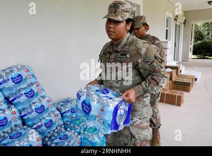 Cedar Key, Usa. August 2023 31. Soldaten der US-Armee mit der Florida National Guard, 53d Brigade Support Battalion, laden Wasser in Flaschen in ein Fahrzeug der Bewohner nach Hurrikan Idalia, 31. August 2023 in Cedar Key, Florida. Kredit: SSgt. Cassandra Vieira/US Army/Alamy Live News Stockfoto