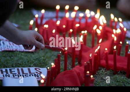 (161201) -- QUEZON CITY, 1. Dezember 2016 -- Ein Mann zündet Kerzen auf einem roten, bandförmigen Tuch an, anlässlich des Welt-AIDS-Tages in Quezon City, Philippinen, 1. Dezember 2016. Menschen auf der ganzen Welt beobachten den Welt-Aids-Tag, um das Bewusstsein für HIV/Aids zu schärfen und diese zu verhindern. ) (Sxk) PHILIPPINEN-QUEZON-WORLD AIDS DAY ROUELLExUMALI PUBLICATIONxNOTxINxCHN Quezon City DEZ 1 2016 ein Mann beleuchtet Kerzen AUF einem roten Band in Form eines Stoffes anlässlich des Welt-AIDS-Tages in Quezon City die Philippinen DEZ 1 2016 Prominente AUF der ganzen Welt beobachten den Welt-AIDS-Tag, um das Bewusstsein zu schärfen Vorh Stockfoto